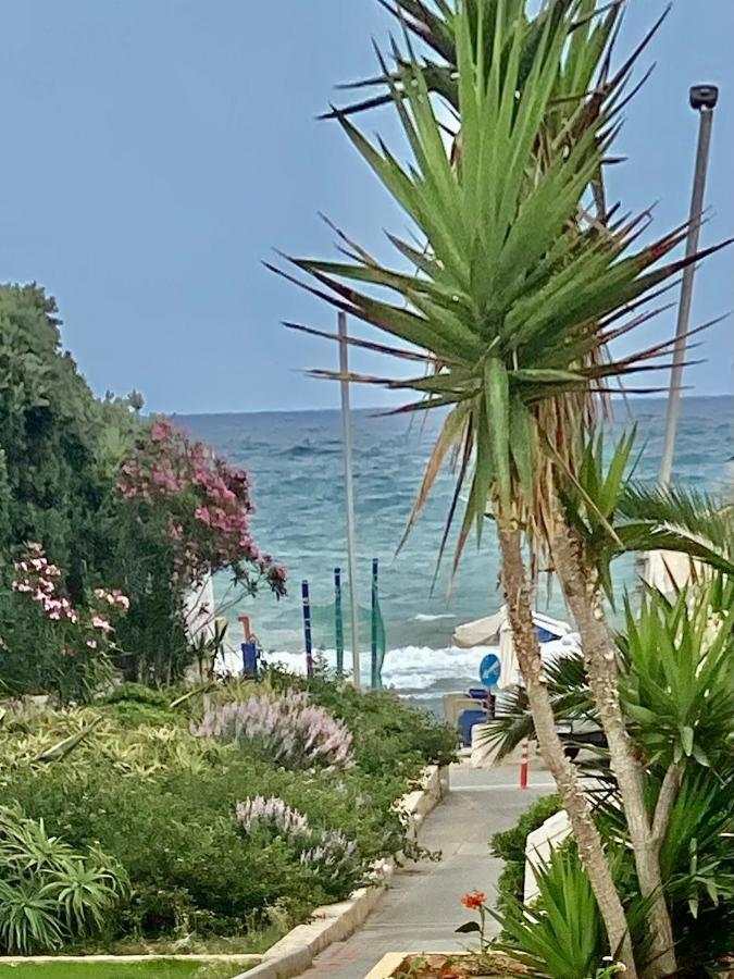 Mikes On The Beach Hersonissos  Exterior foto